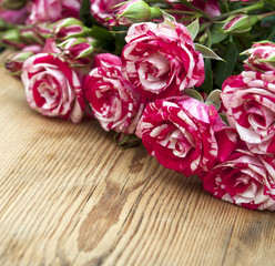 bouquet of roses on wooden table