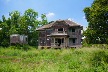 Fototapeta na wymiar abandoned old house