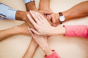 Fototapeta premium Ludzie biznesu, kładąc ręce na stole