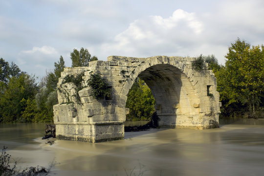 Pont romain et rivière en crue