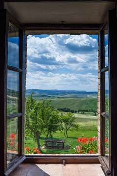 Fototapeta Fototapeta Krajobraz Toskanii z okna wysoka