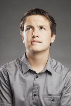 Teenager Junge: Nachdenklich - Porträt