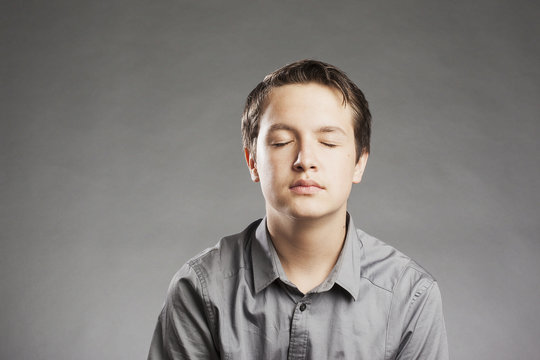 Porträt Teenager Junge: Augen geschlossen