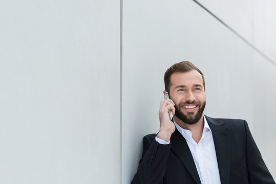 geschäftsmann in der stadt telefoniert mit handy