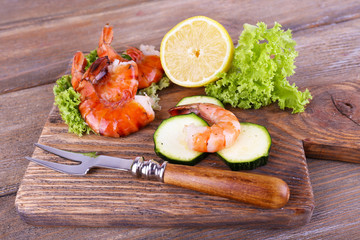 Fresh boiled prawns with lettuce, avocado and lemon