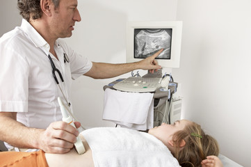 Arzt untersucht Mädchen mit Ultraschall
