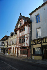 Fototapeta na wymiar Rue et maisons à colombages Troyes Aube