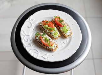 Rusks on a round plate