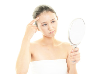 顔のシミを気にする女性
