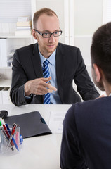 Bewerbung: Personalchef diskutiert mit Arbeitnehmer