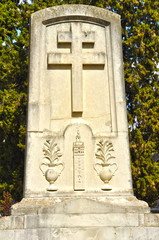 Fototapeta na wymiar Cruz de Lorena, cementerio de Sevilla, Giralda, tumba