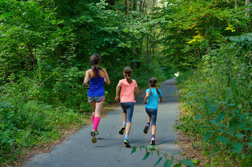Sport familial, mère et enfants faisant du jogging à l& 39 extérieur, courant dans le parc