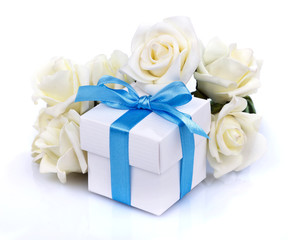  white flowers and gift box