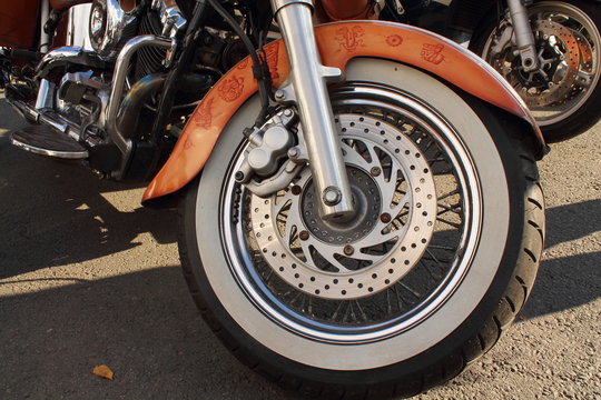 колесо мотоцикла с тормозными дисками