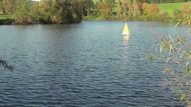 Segelboot Modell f&auml;hrt auf dem Wasser
