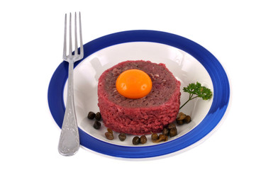 Une assiette de steak tartare