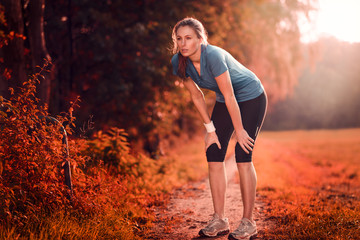 Junge sportliche Frau macht eine Pause zum Luft holen