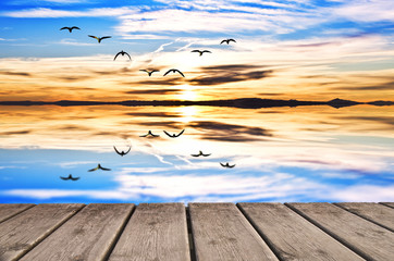 Fototapeta na wymiar reflejos matinales en el lago de colores