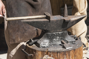 Schmied bei der Arbeit