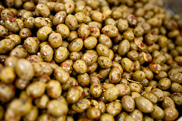 Olive verdi sott'olio al mercato