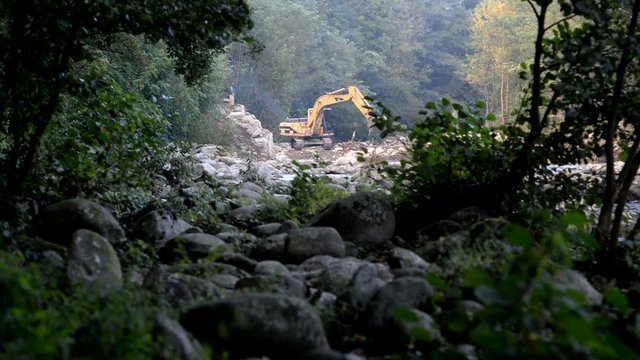 Caterpillar, escavatore cingolato a lavoro
