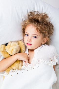 Bambina con l'herpes labiale