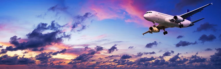 Rolgordijnen Straalvliegtuigen in een spectaculaire zonsonderganghemel © CGiHeart