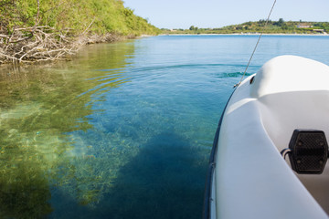 Путешествие по живописному озеру на катамарене