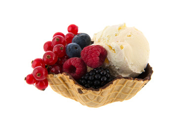 Fresh ice with fruit in bowl