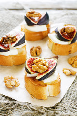 bruschetta with figs, honey, goat cheese and walnuts