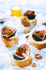 bruschetta with figs, honey, goat cheese and walnuts