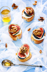 bruschetta with figs, honey, goat cheese and walnuts