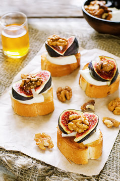 bruschetta with figs, honey, goat cheese and walnuts