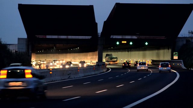 Autostrada, galleria, velocit&agrave; trasporti, traffico di sera