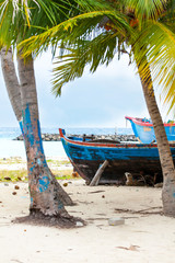 Rest in Paradise - Malediven - Altes Holzboot auf dem Trocknen