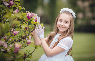 niña con magnolias