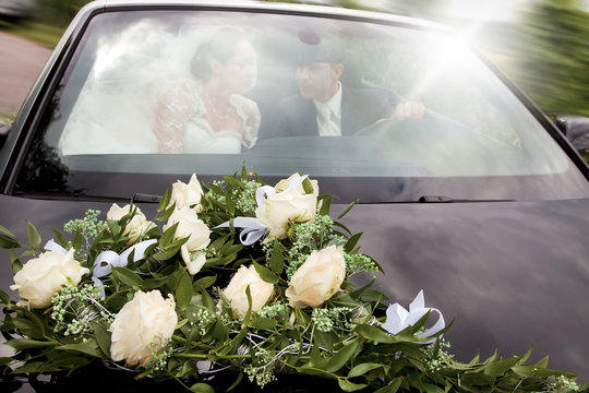 Brautpaar mit Auto und Blumen Dekoration Porträt