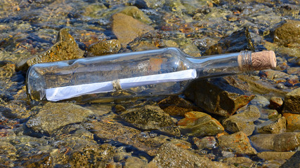 flaschenpost am strand