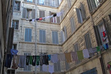 Une cour dans un immeuble de Marseille