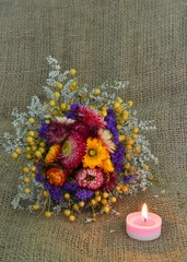 Bunter Blumenstrauß mit Kerze und Textfreiraum