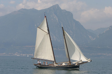 Fototapeta na wymiar Veliero storico sul lago di Garda