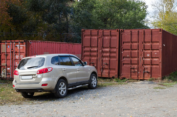 Автомобиль около транспортных контейнеров