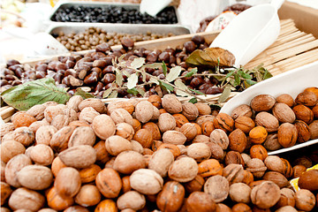 Nocciole e castagne al mercato