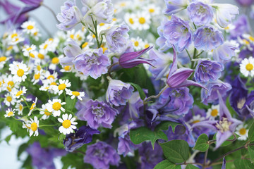 Букет с клематисами, ромашками и дельфиниумом