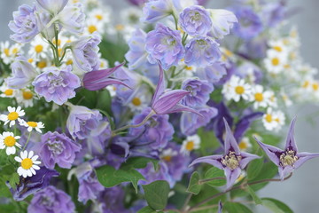 Букет с клематисами, ромашками и дельфиниумом