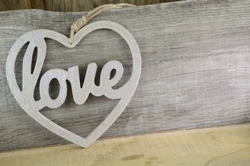 Schild Love auf altem Holz