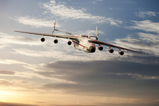 Grossraumfrachtflugzeug über den Wolken