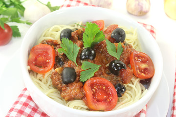 Spaghetti alla puttanesca mit Oliven