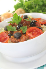 Spaghetti alla puttanesca mit Petersilie