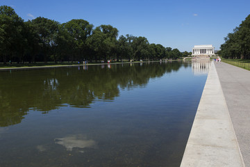 Reflecting pool and lincoln memorial in Washington,